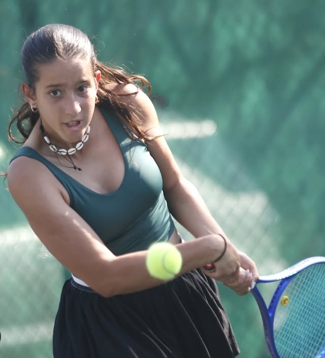 Lucía ejecutando un saque