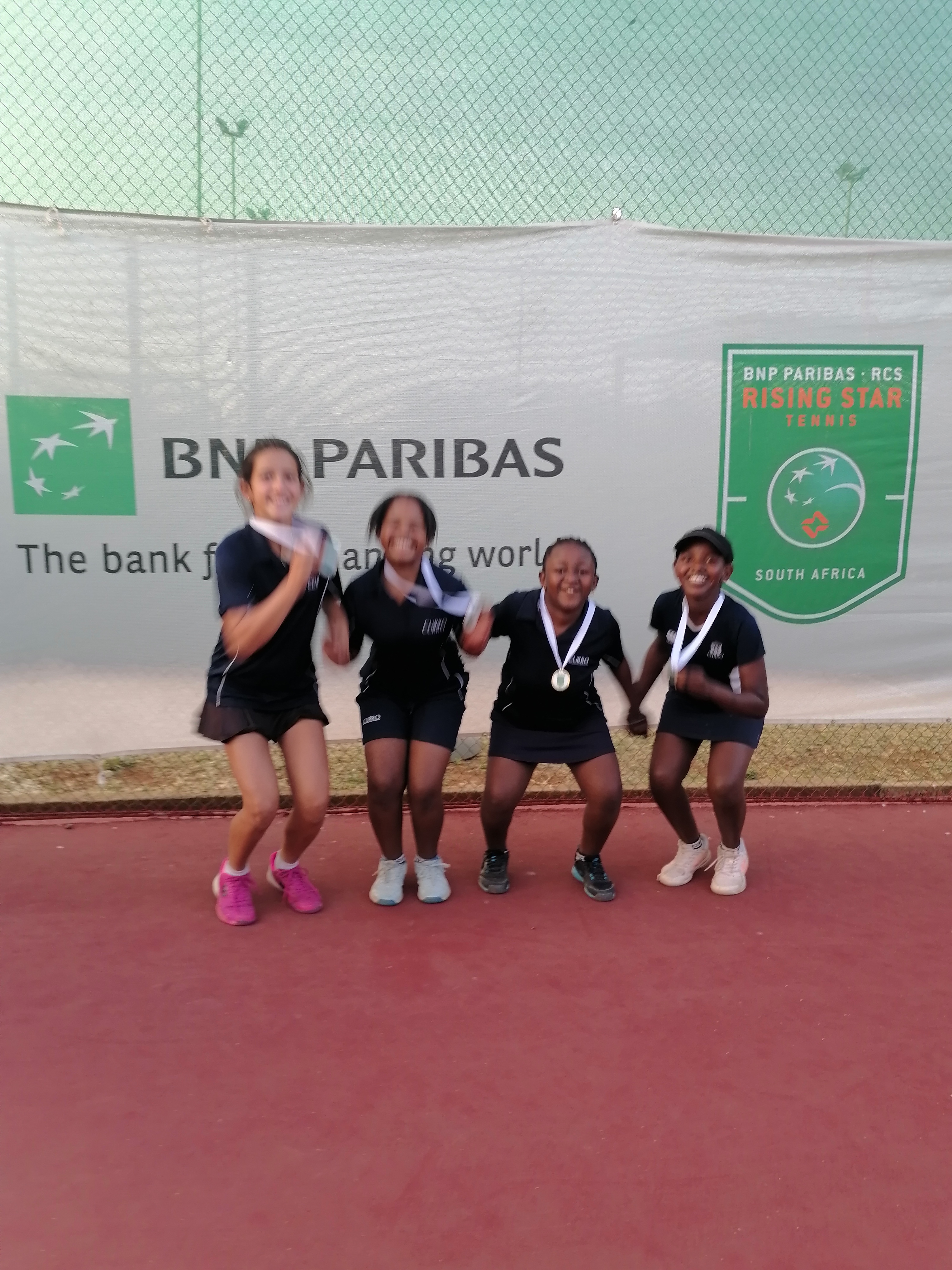 Lucía con un trofeo y una medalla